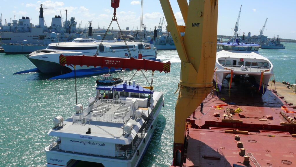 Wightlink-Katze wird von PSP Logistics transportiert – dem Unternehmen, das einen King’s Award gewonnen hat