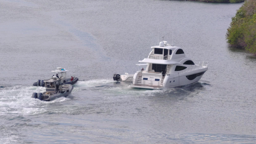 Police boats chase yacht which into mangroves to stop it after Russian stole boat