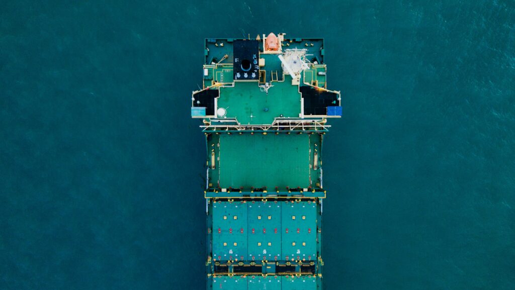 barco de carga verde desde arriba
