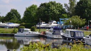 Farndon marina - boats in water