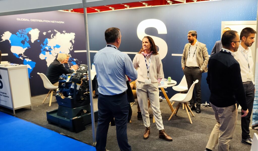 Marieli Solé at Metstrade talking to other marine professionals