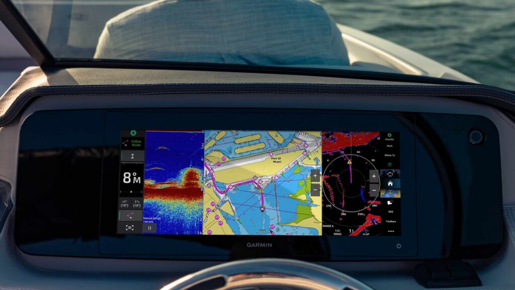 Chartplotter Garmin GPSMAP al timone di un motoscafo