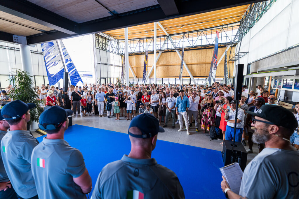 Gruppe von Menschen im Gebäude einer Segelakademie