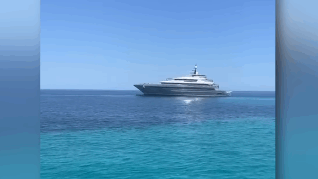 Superyacht Attila runs aground off Formentera (3)