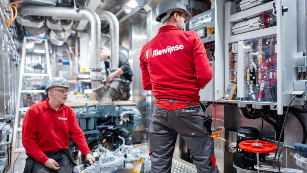 Men in Alewijnse uniform working on a boat