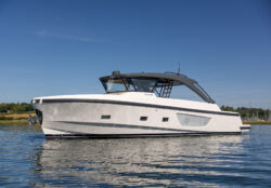 White motorboat on thwe water