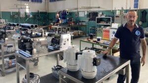 männlicher Fabrikarbeiter schaut in die Kamera im Inneren HP Watermakers' Fabrik in Italien