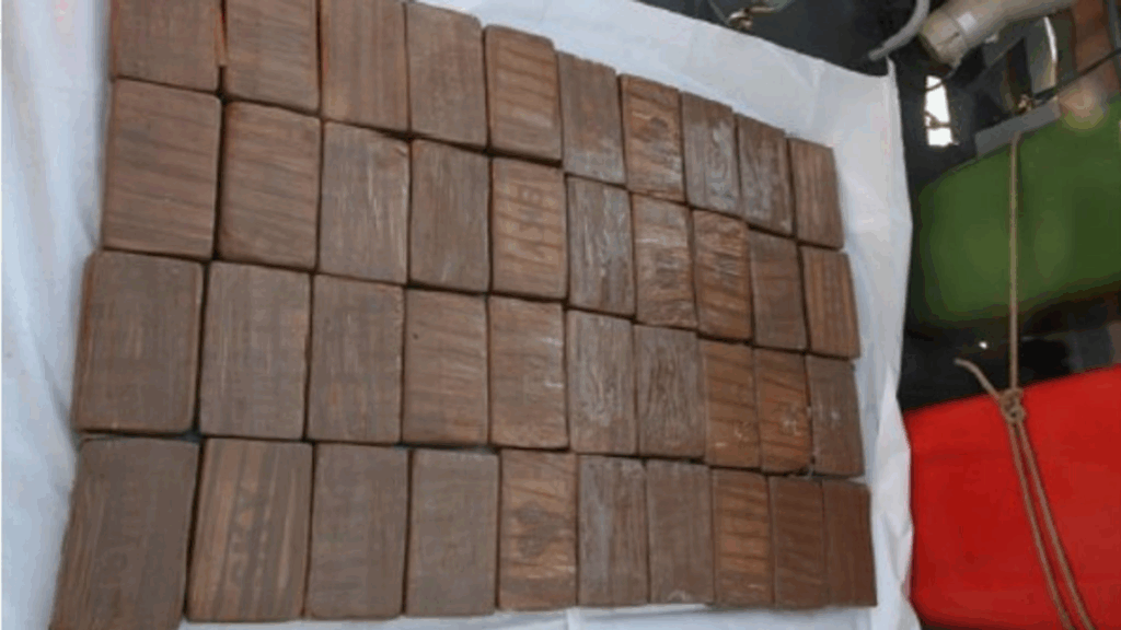 Sul telefono di Baca sono state trovate foto che mostravano balle di cocaina.