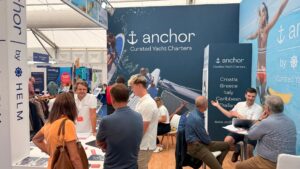 Menschen versammeln sich am Stand von Anchor and Helm bei SIBS, als die Marke offiziell vorgestellt wird