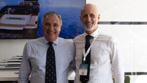 两个并肩站立的男人——马萨博和吉廖尼