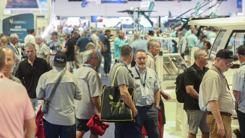 Grupo de visitantes a la feria marina IBEX