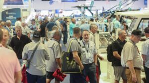 مجموعة من الزوار لمعرض IBEX البحري