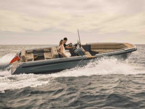 Boot der Williams Marine Group auf dem Wasser mit zwei Personen darin.