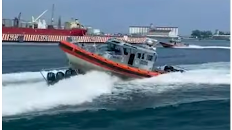 Mexicaanse marine (Secretaría de Marina, SEMAR) twee boten botsen, één scheert over de andere tijdens repetitie voor operationele tactiekdemonstratie