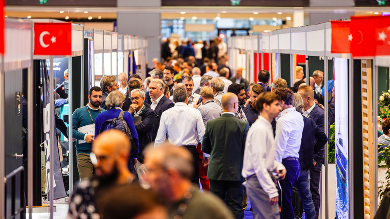 aisle at Metstrade showing people moving around the exhibition