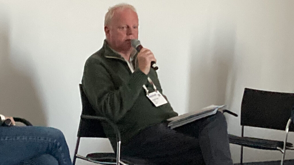 Richard Power im Marine Impact Lab hält ein Mikrofon.