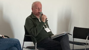 Richard Power al Marine Impact Lab con il microfono in mano