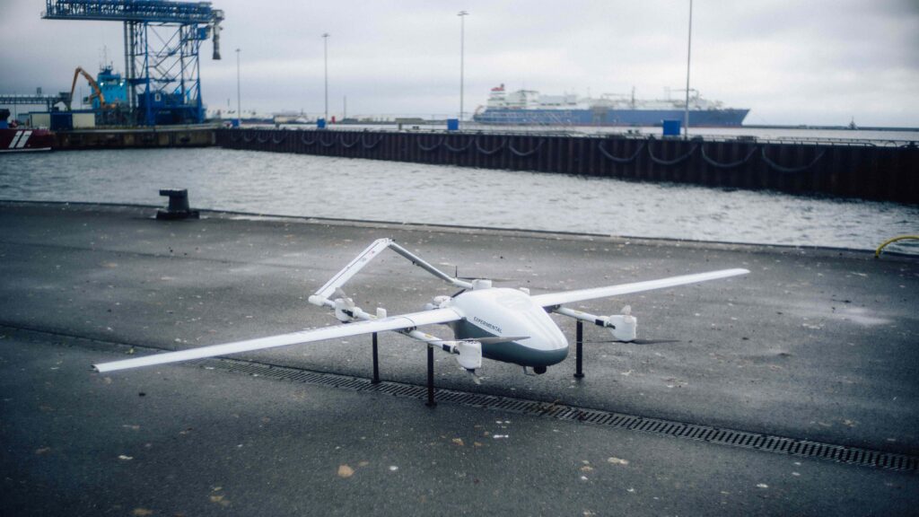 drone con ali strette su asfalto