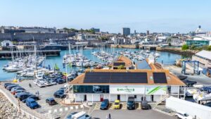 Blick über den Yachthafen und den Parkplatz