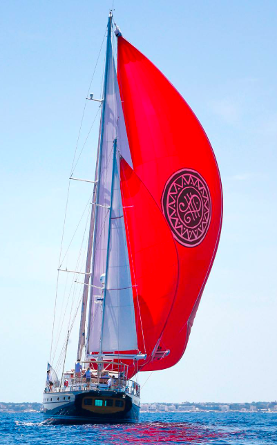 Jongert Yacht mit roten Segeln