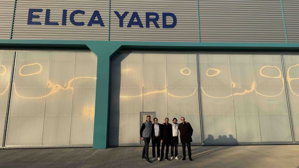 Eine Gruppe von Männern wirkte winzig neben den Werfttoren, als Omaya Yachts eine Partnerschaft mit MXG Yachts für spanische Geschäfte einging.