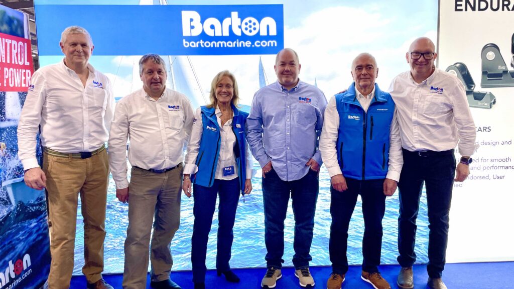 Das Team von Barton Marinesoldaten stehen in einer Reihe