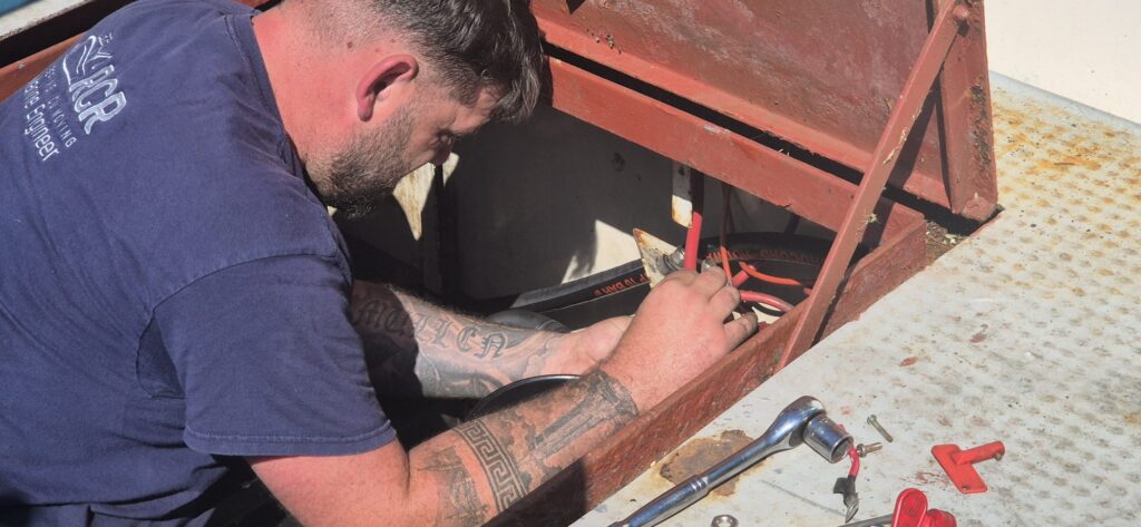 رجل يعمل على فتحة قارب القناة