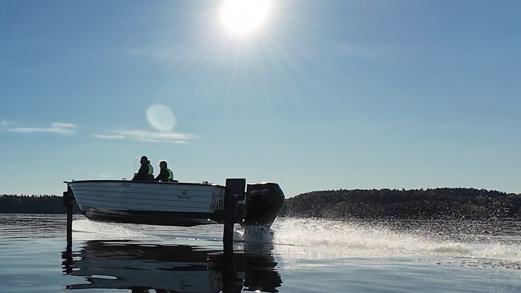 Lift Ocean boat rises on bolt-on foils