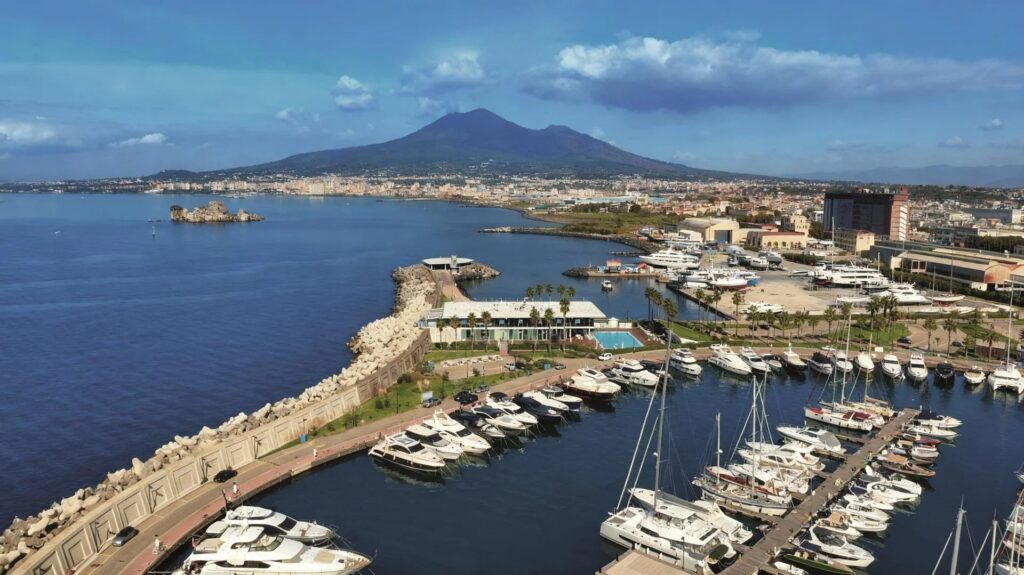 Napoli Boat Show Image courtesy of LLiquida