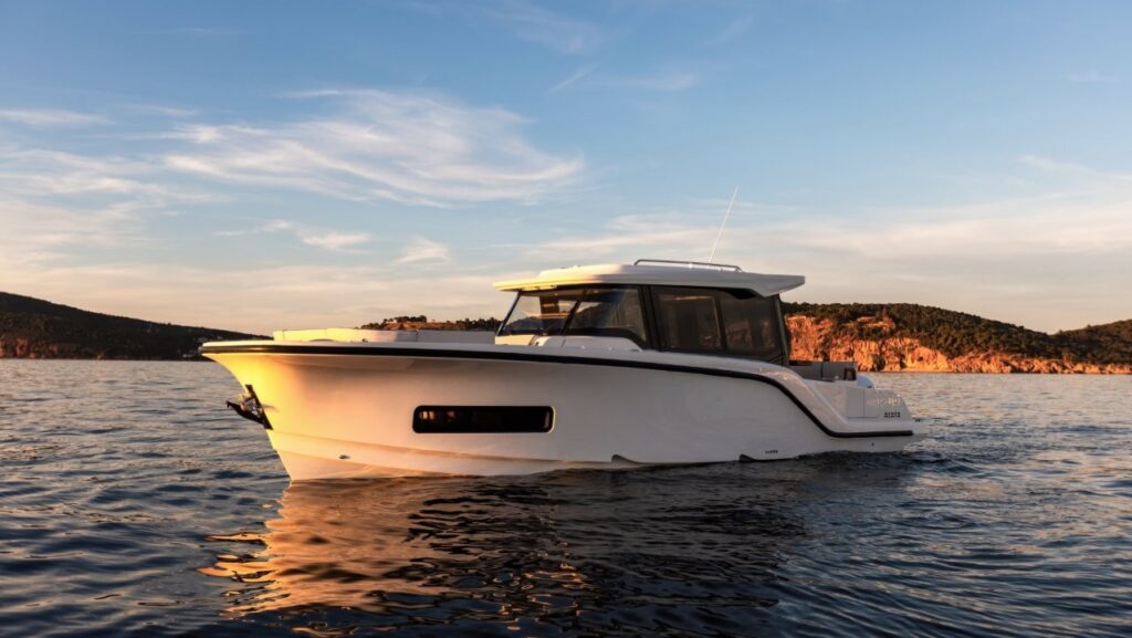 AIATA Wayfinder 38 Cabin boat