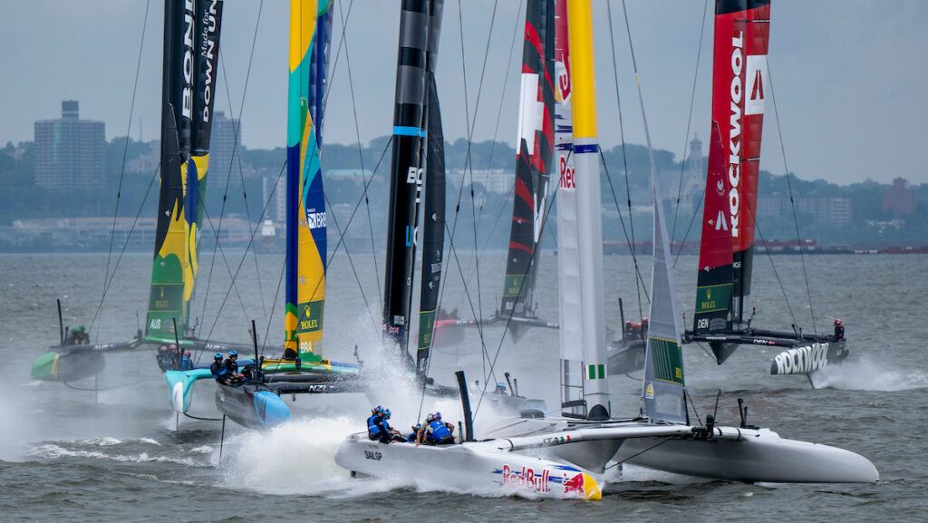Het Red Bull Italy SailGP Team onder leiding van Ruggero Tita leidt het New Zealand SailGP Team onder leiding van Peter Burling, het Mubadala Brazil SailGP Team onder leiding van Martine Grael, het BONDS Flying Roos SailGP Team onder leiding van Tom Slingsby, het Switzerland SailGP Team onder leiding van Sebastien Schneiter en het ROCKWOOL Denmark SailGP Team onder leiding van Nicolai Sehested op racedag 2 van de Mubadala New York Sail Grand Prix in New York, VS. Zondag 8 juni 2025. Rolex SailGP Championship Event 6 Seizoen 2025. Foto: Jason Ludlow voor SailGP. Persbericht aangeleverd door SailGP.