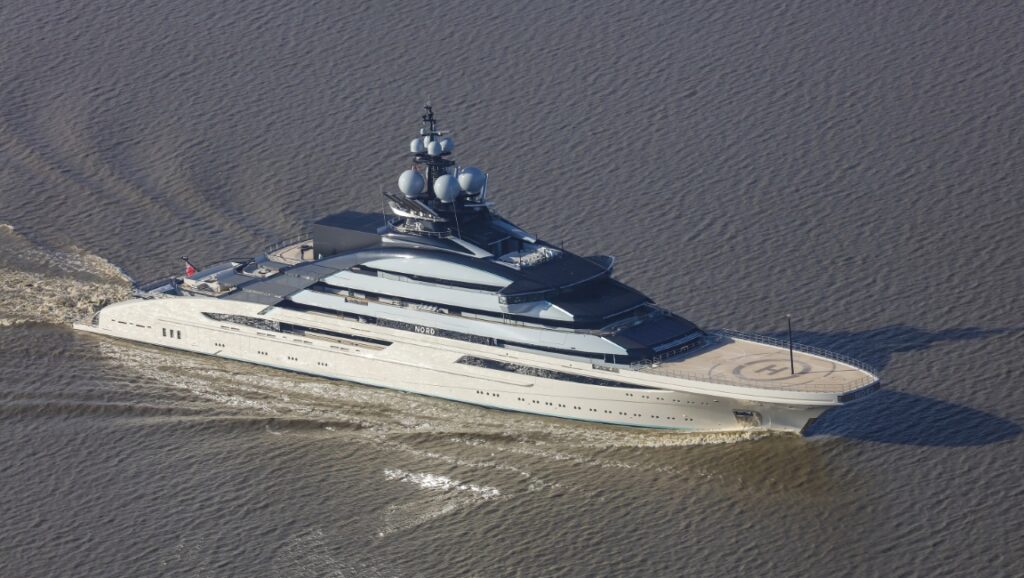 Russian superyacht transits Strait of Hormuz despite tight restrictions