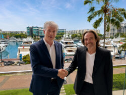 Erwin Bamps, Olivier Besson hand shaking
