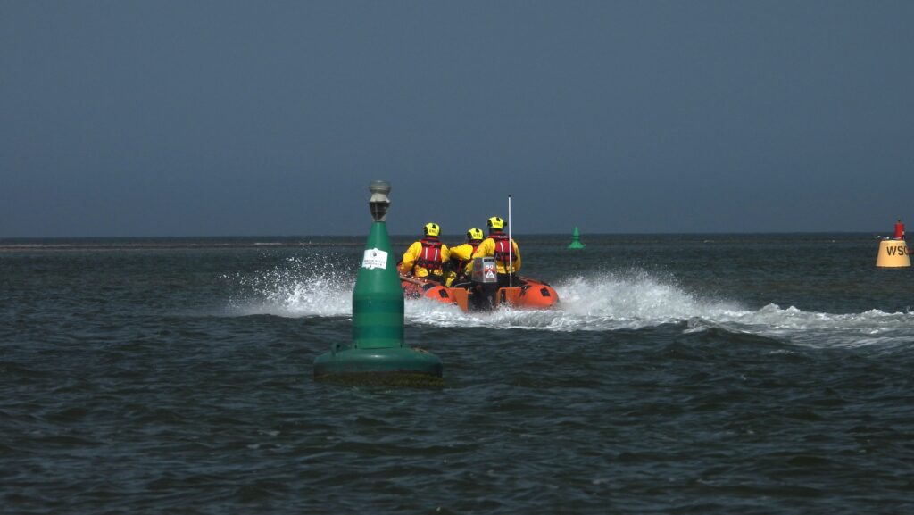 Wells RNLI rescues seven people cut off by tide near harbour entrance
