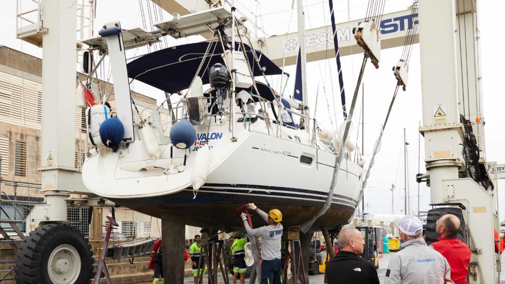 people watch ongoing work on Captain Glenn's yacht with AkzoNobel products
