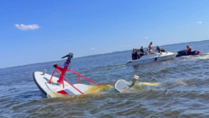 Un battello di soccorso affonda in fondo al mare dopo essere stato colpito da una balena.