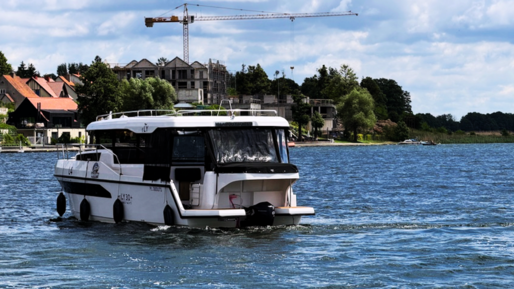 The Lamdo Yachts eLY30+ uses ExploMar electric outboard propulsion