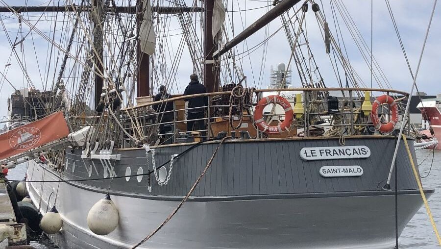 Le Français carries 19 sails across its three masts