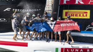 El equipo Luna Rosa rocía champán tras ganar la Copa América.