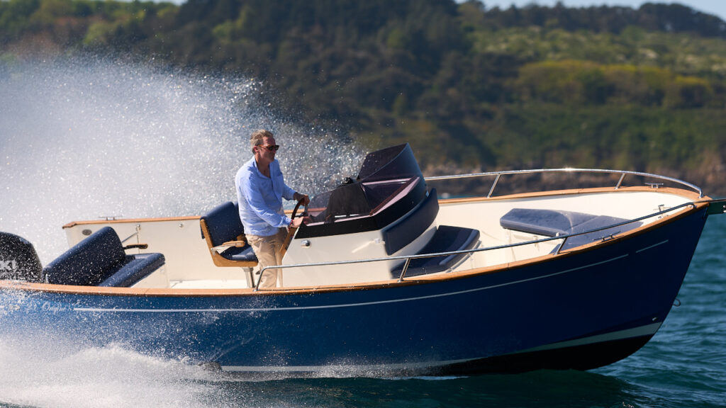 Rhea 23 Origine dayboat with spray